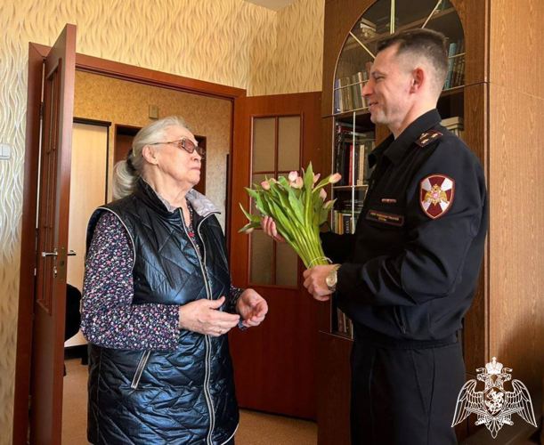В преддверии 8 марта сотрудники Росгвардии поздравили матерей и вдов погибших товарищей