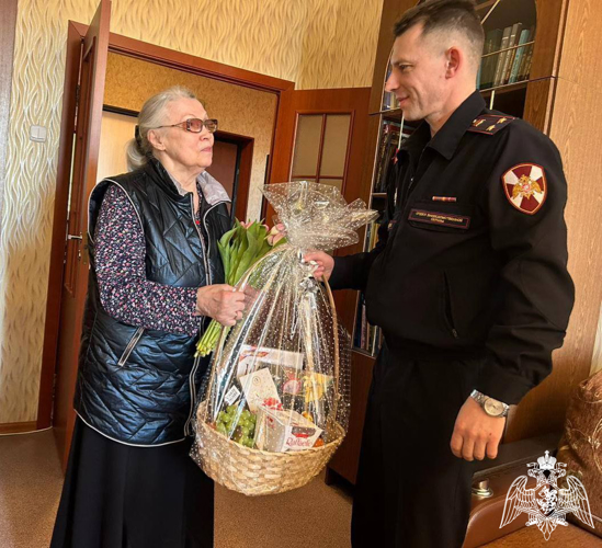 В преддверии 8 марта сотрудники Росгвардии поздравили матерей и вдов погибших товарищей