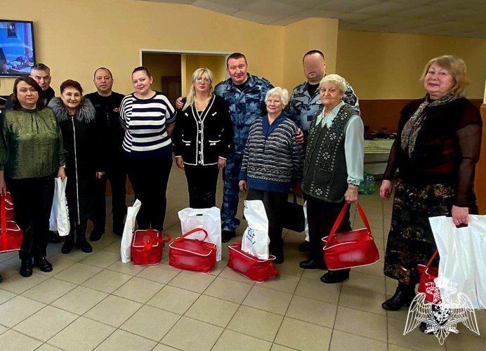 В преддверии 8 марта сотрудники Росгвардии поздравили матерей и вдов погибших товарищей