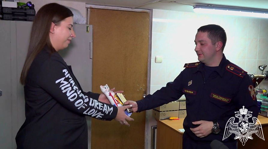 В Раменском сотрудники лицензионно-разрешительной работы Росгвардии поздравили женщин-владельцев оружия с Международным женским днем