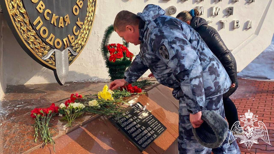В Подмосковье почтили память сотрудников ОМОН «Пересвет» и «Русич» Росгвардии, погибших при исполнении служебно-боевых задач (видео)