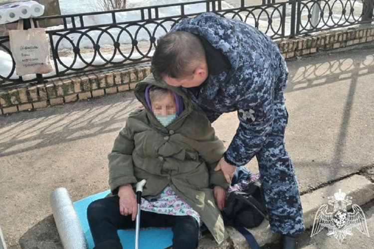 В Московской области сотрудник Росгвардии оказал первую помощь  пожилой женщине с признаками инсульта