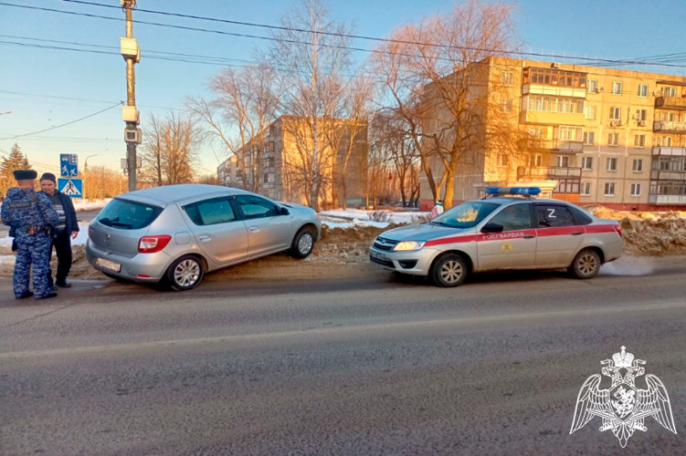 В Подмосковье офицер Росгвардии оказал первую помощь почувствовавшему себя плохо водителю (видео)