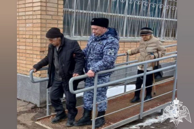 В Подмосковье сотрудники Росгвардии оказали первую помощь пожилому мужчине почувствовавшему себя плохо 