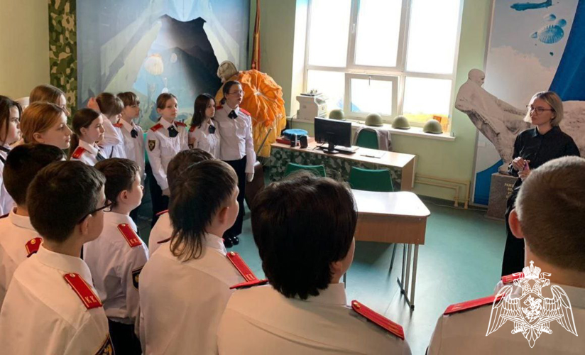 В Подмосковье кадеты гвардейского класса Росгвардии посетили музей, посвященный подвигу десантников 100-й Свирской Дивизии