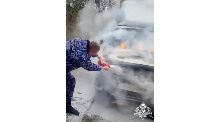 Росгвардейцы пришли на помощь водителю, у которого внезапно загорелся автомобиль (видео)