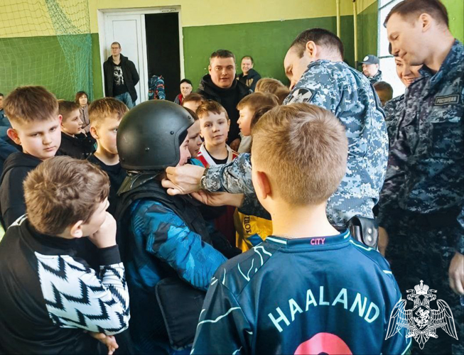 В Московской области сотрудники Росгвардии провели для школьников патриотические мероприятия 