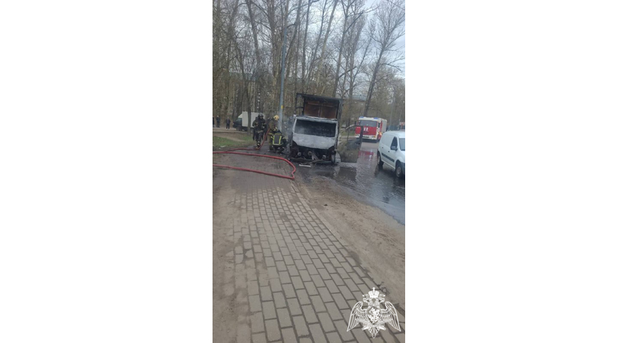Росгвардейцы пришли на помощь водителю, у которого внезапно загорелся автомобиль (видео)