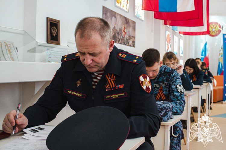 Сотрудники Росгвардии Московской области написали «Диктант Победы»