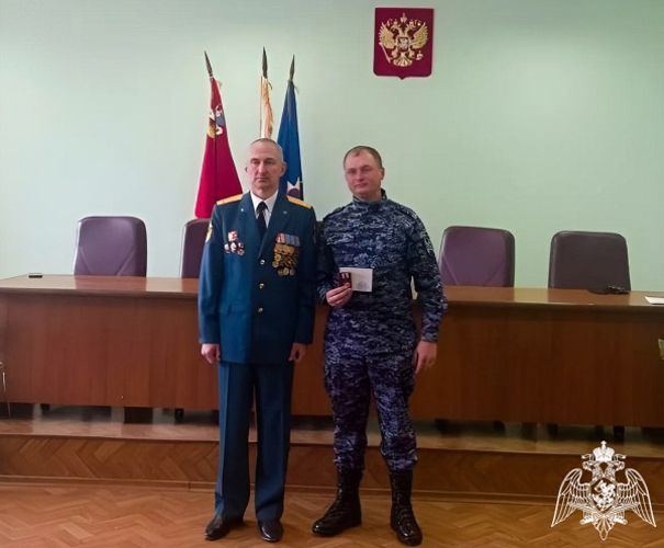 Сотрудника Росгвардии, пришедшего на помощь гражданам в чрезвычайной ситуации, наградили в Подмосковье 