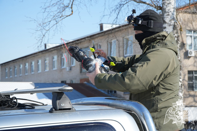 В Центре подготовки операторов и техников БПЛА подмосковного главка Росгвардии показали применение дронов в различных условиях (видео)