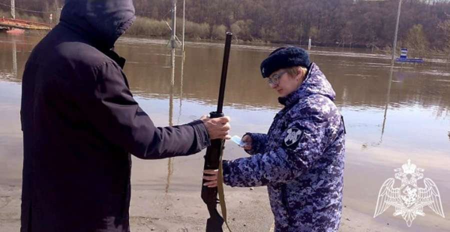 В Подмосковье росгвардейцы контролируют ситуацию в подвергшихся подтоплению населенных пунктах 