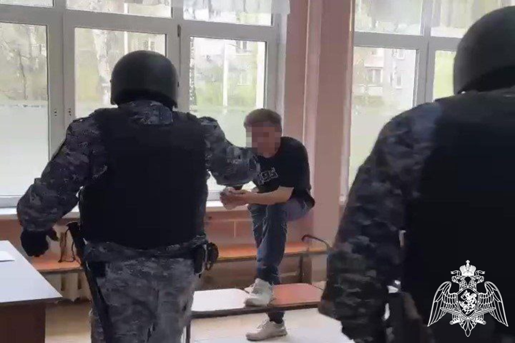 В Подмосковье сотрудники Росгвардии задержали неадекватного мужчину в образовательном учреждении (видео)