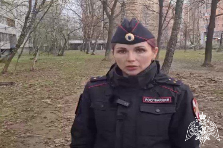 Жительница Подмосковья, травмировавшая ногу при падении на тротуаре, поблагодарила сотрудницу Росгвардии за помощь (видео)