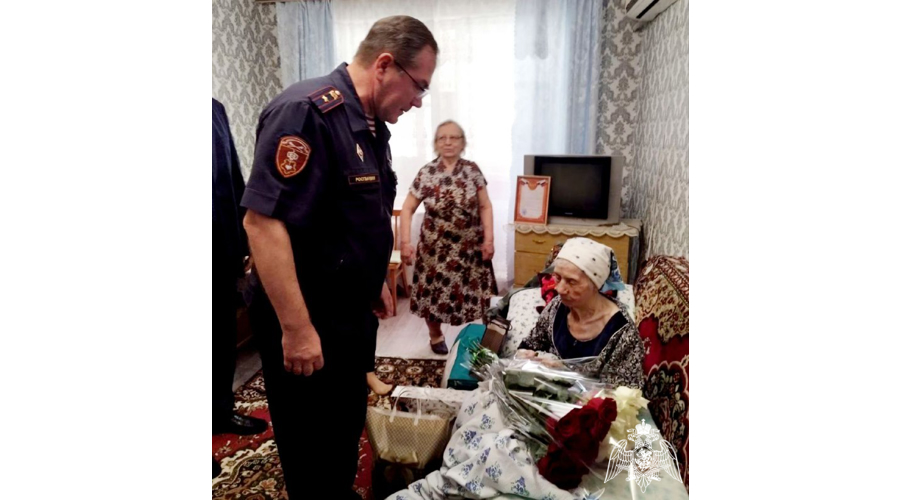 Сотрудники Росгвардии, обеспечивающие правопорядок на комплексе Байконур поздравили со 100-летием труженицу тыла 