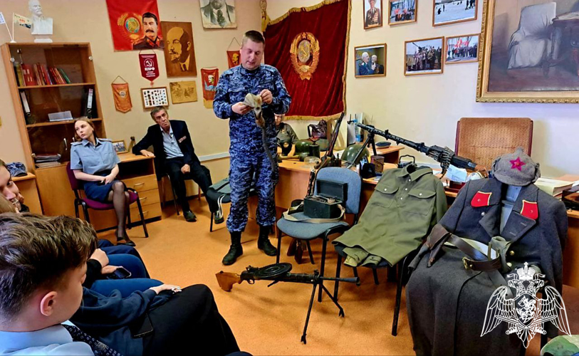 В Подмосковье росгвардейцы организовали для школьников посещение музея