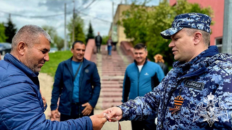 В Московской области сотрудники Росгвардии поддержали Всероссийскую патриотическую акцию «Георгиевская ленточка»