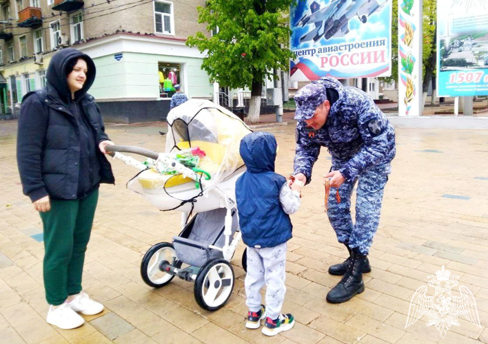 В Московской области сотрудники Росгвардии поддержали Всероссийскую патриотическую акцию «Георгиевская ленточка»