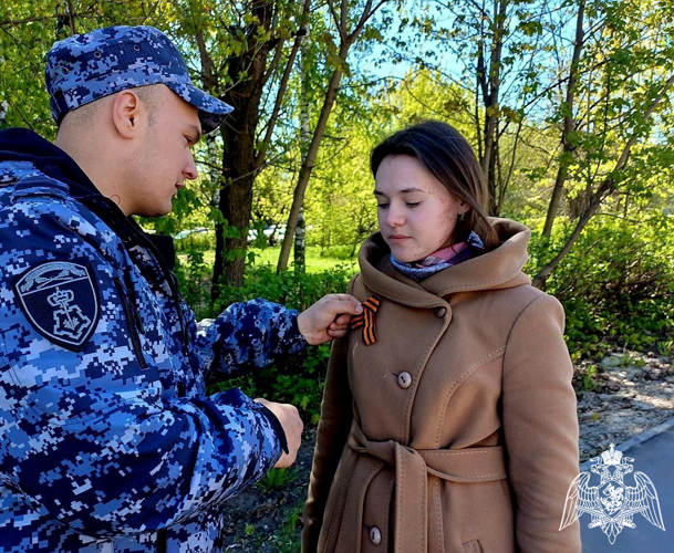 В Московской области сотрудники Росгвардии поддержали Всероссийскую патриотическую акцию «Георгиевская ленточка»