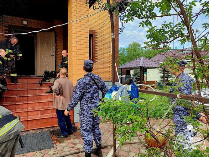 В Московской области сотрудники Росгвардии блокировали очаг возгорания в охраняемом частном доме