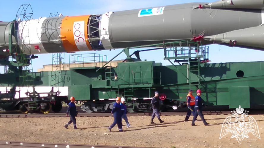 Сотрудники Росгвардии обеспечили безопасность транспортировки ракеты-носителя «Союз-2.1б» и грузового корабля «Прогресс МС-27» на космодроме Байконур (видео)