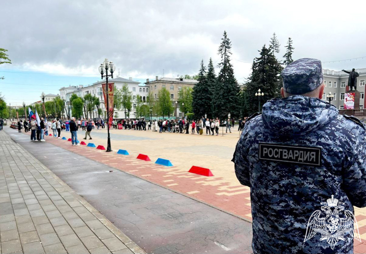 Сотрудники Росгвардии обеспечили правопорядок во время праздничных мероприятий посвященных Дню труда