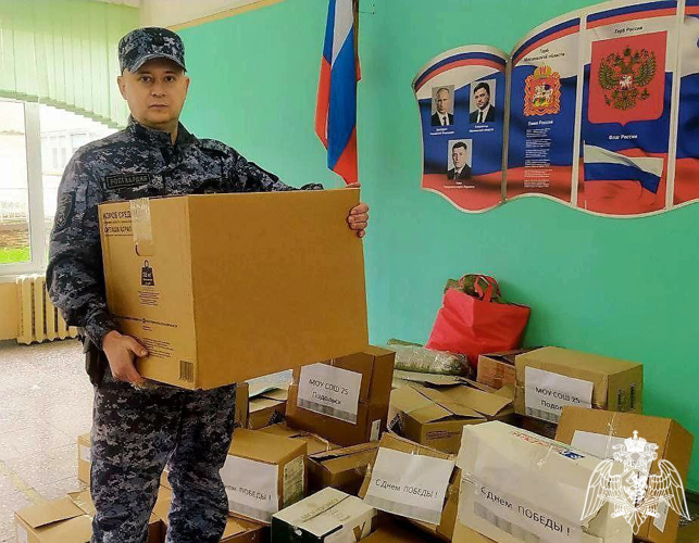 В Московской области росгвардейцы вместе с кадетами «Гвардейской смены» приняли участие в сборе гуманитарной помощи для участников СВО