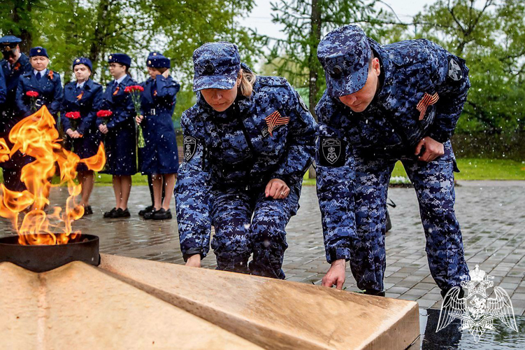 В Подмосковье росгвардейцы почтили память Героев Великой Отечественной войны и возложили цветы к мемориальным комплексам региона