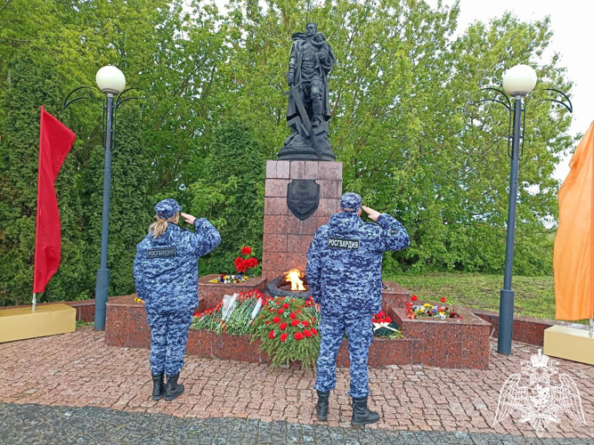 В Подмосковье росгвардейцы почтили память Героев Великой Отечественной войны и возложили цветы к мемориальным комплексам региона