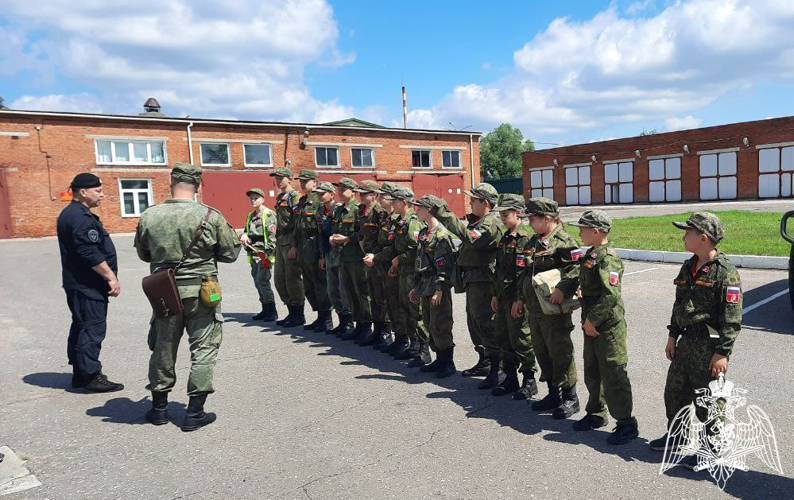 Сотрудники ОМОН «Русич» провели экскурсию для юнармейцев центра гражданско-патриотической работы «Серпухович»