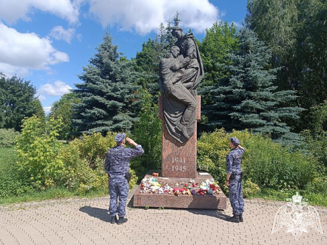 В преддверии Дня памяти и скорби сотрудники подразделений Главного управления Росгвардии по Московской области возложили цветы к мемориальным комплексам региона (видео)