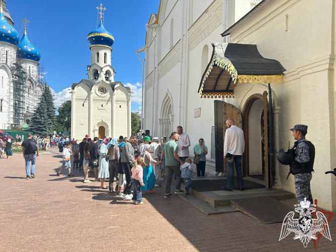 Росгвардия обеспечила безопасность транспортировки иконы «Троица» из Храма Христа Спасителя в Троице-Сергиеву Лавру