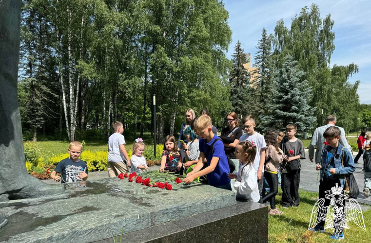 Дети подмосковных росгвардейцев посетили Центр подготовки космонавтов имени Юрия Гагарина в Звёздном городке