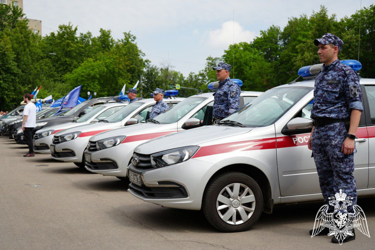 В Подмосковье росгвардейцы приняли участие в масштабном автопробеге, посвященном Дню России (видео)