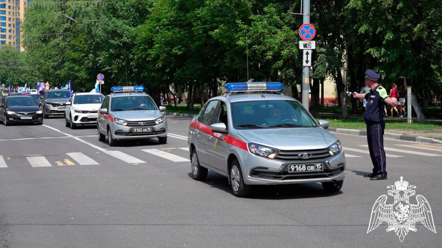 В Подмосковье росгвардейцы приняли участие в масштабном автопробеге, посвященном Дню России (видео)