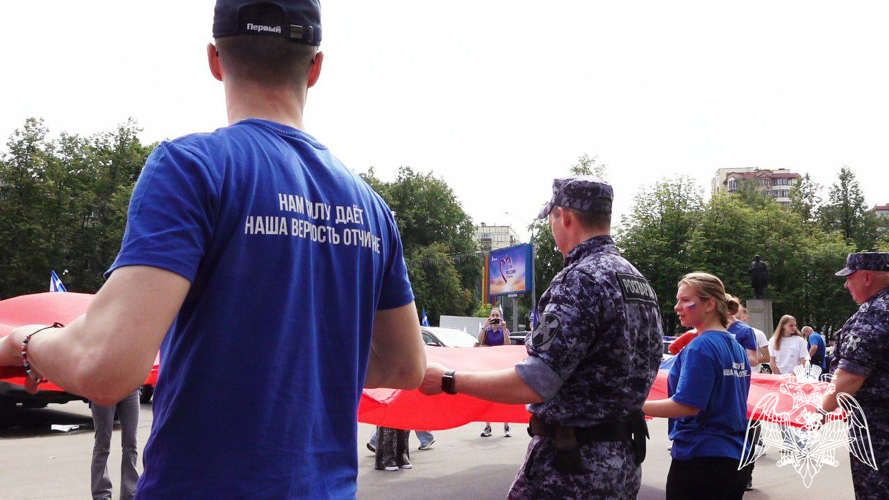 В Подмосковье росгвардейцы приняли участие в масштабном автопробеге, посвященном Дню России (видео)