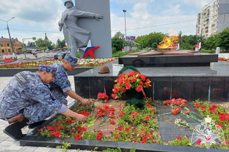 В преддверии Дня памяти и скорби сотрудники подразделений Главного управления Росгвардии по Московской области возложили цветы к мемориальным комплексам региона (видео)