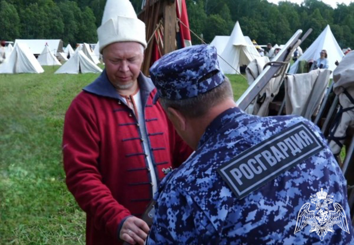 В Чехове сотрудники лицензионно-разрешительной работы Росгвардии проверили безопасность макетов оружия, участвующих в реконструкции исторической битвы (видео)