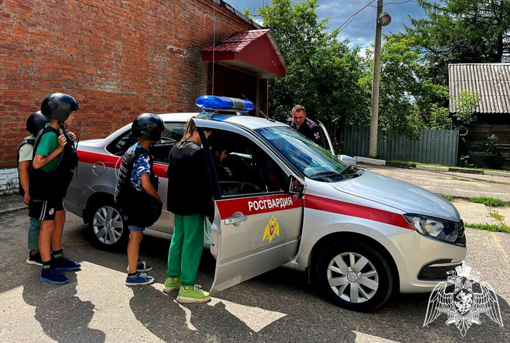 В Подмосковье росгвардейцы провели патриотические мероприятия со школьниками 