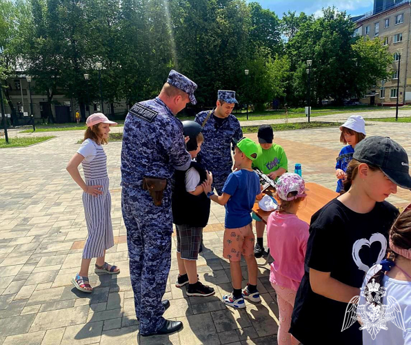 В Подмосковье росгвардейцы провели патриотические мероприятия со школьниками