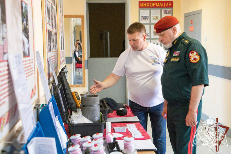 Кинологи подмосковного главка Росгвардии и их минно-розыскные собаки отмечены руководством ведомства за высокие показатели в службе (видео)