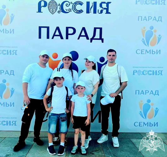 В День семьи, любви и верности семьи сотрудников вневедомственной охраны Росгвардии приняли участие во Всероссийском Параде Семьи