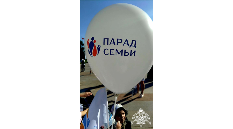 В День семьи, любви и верности семьи сотрудников вневедомственной охраны Росгвардии приняли участие во Всероссийском Параде Семьи