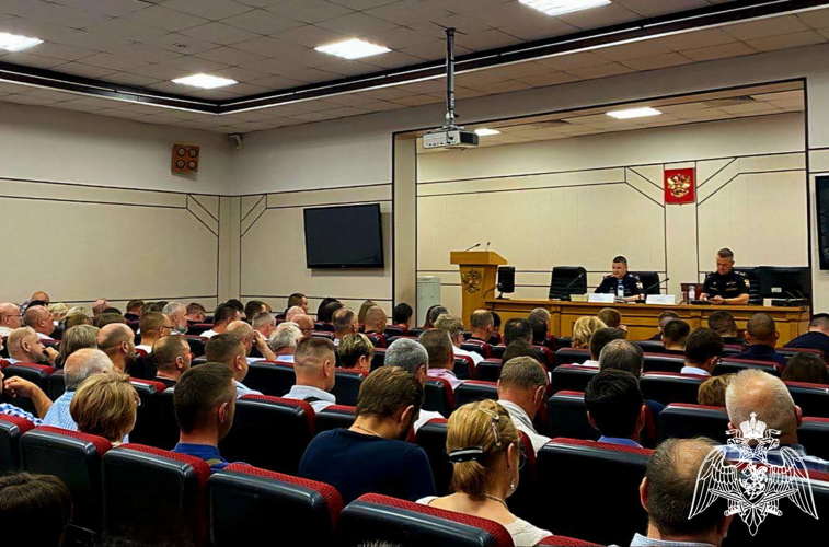 В Центре лицензионно-разрешительной работы подмосковного главка Росгвардии прошли занятия с представителями более 100 юридических лиц, осуществляющих свою деятельность в сфере оборота оружия