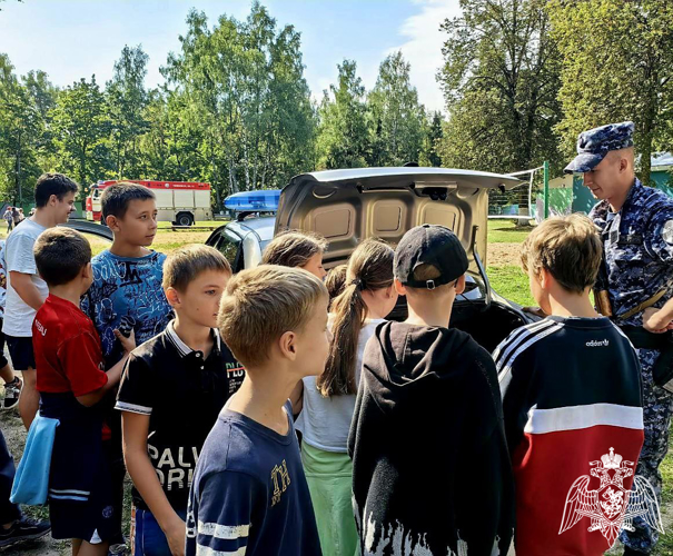 В Московской области сотрудники Росгвардии провели урок безопасности для юных жителей региона