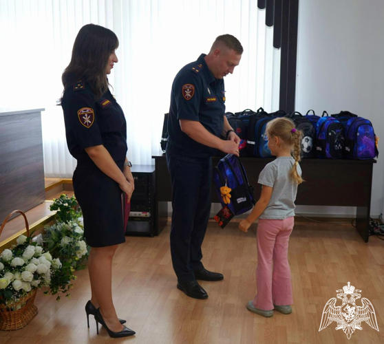 В Подмосковье сотрудники Росгвардии вручили подарки будущим первоклассникам (видео)