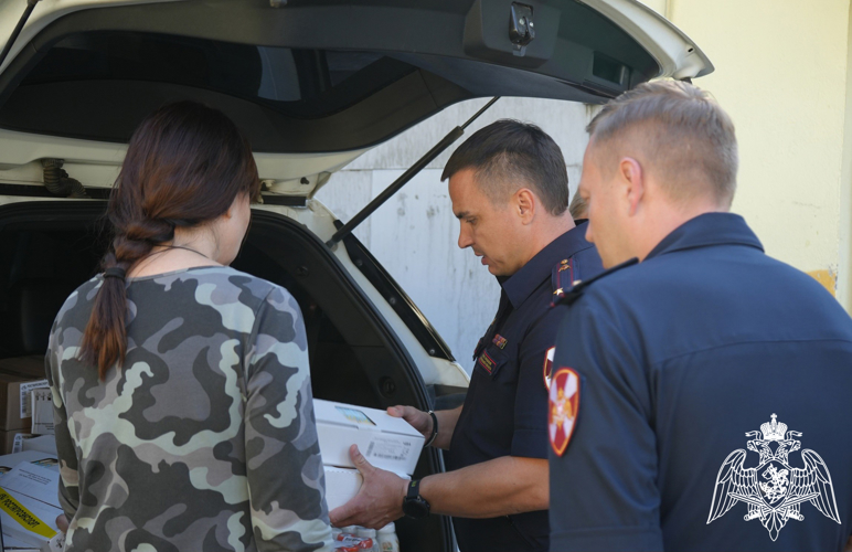 Сотрудники Росгвардии из Подмосковья передали гуманитарную помощь для эвакуированных из Курской области детей