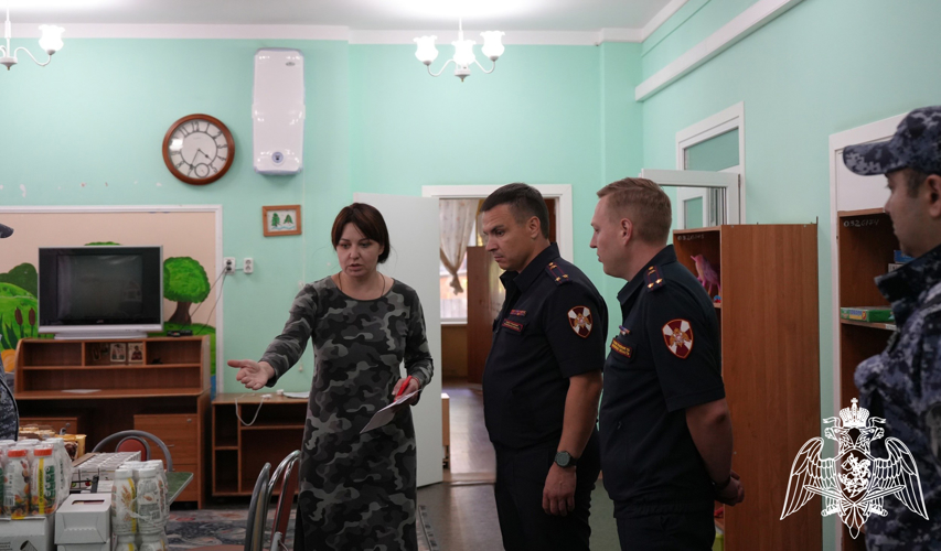 Сотрудники Росгвардии из Подмосковья передали гуманитарную помощь для эвакуированных из Курской области детей