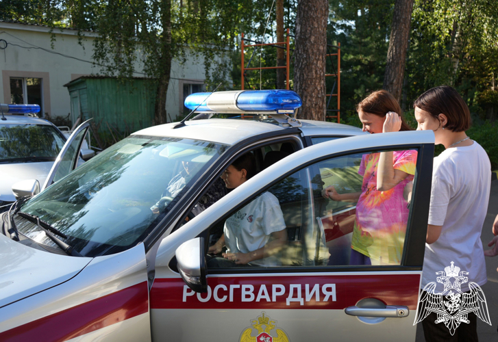 Сотрудники Росгвардии из Подмосковья передали гуманитарную помощь для эвакуированных из Курской области детей