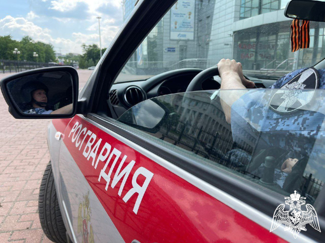 В Мытищах сотрудники Росгвардии задержали мужчин, подозреваемых в краже и хулиганстве на территории магазина 